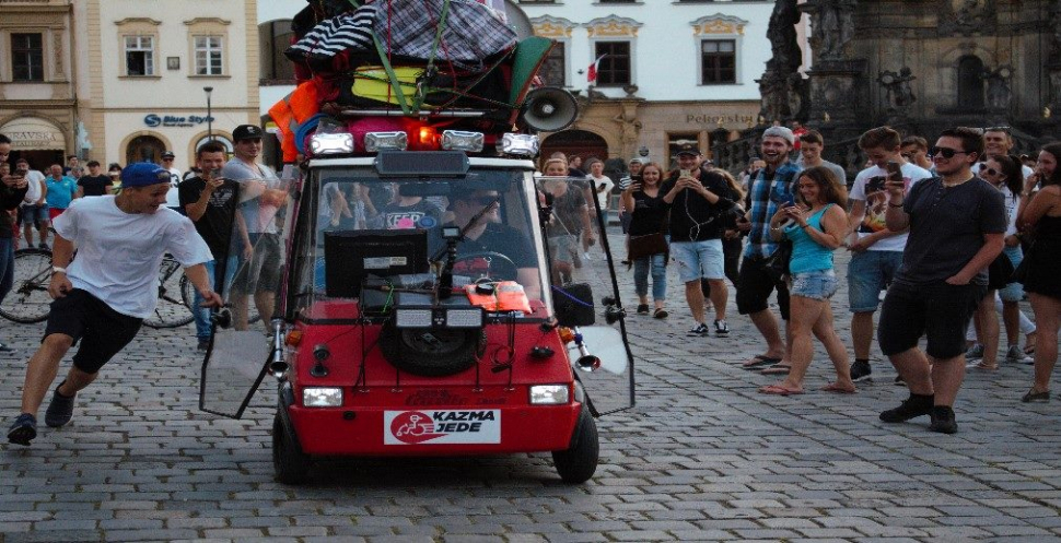 Známý internetový bavič Kazma zavítal se svým vozítkem do Olomouce