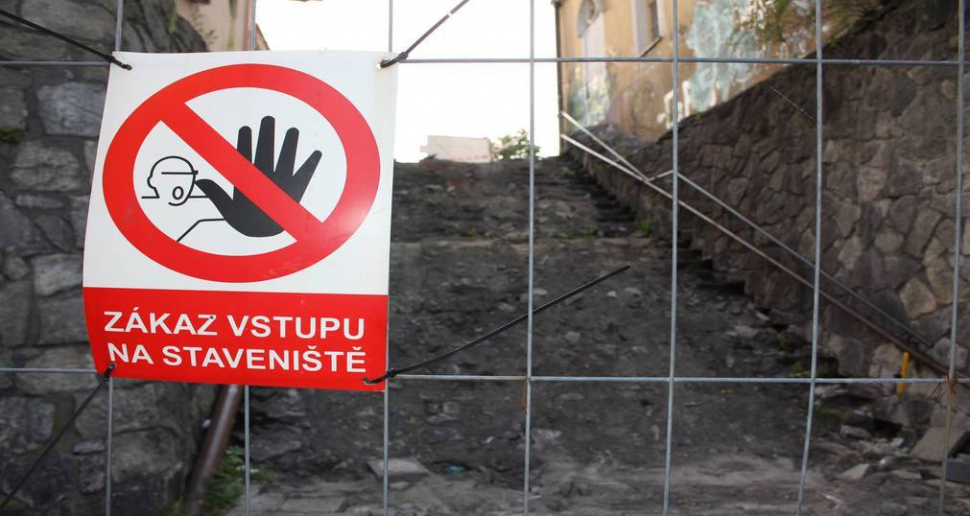Začátkem týdne se "Blažejské schodiště" proměnilo ve staveniště. Rekonstrukce bude stát necelé dva miliony korun