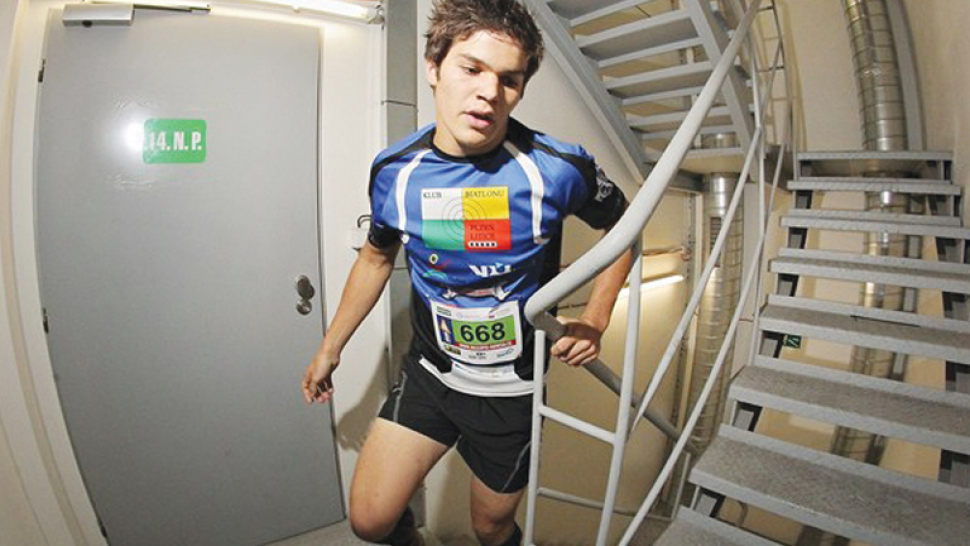 Závod v běhu do schodů RUN UP 2017 pomáhá hendikepovaným sportovcům