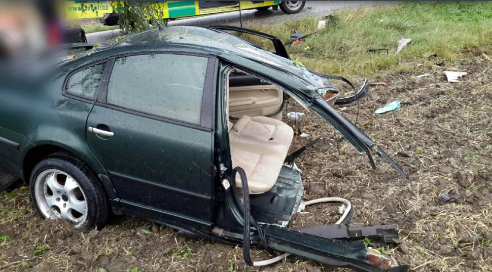Mezi Týnečkem a Hlušovicemi narazilo osobní auto do stromu