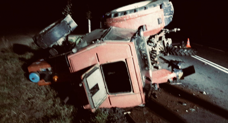 Noční zásah hasičů: U Přerova se po nehodě převrátil traktor