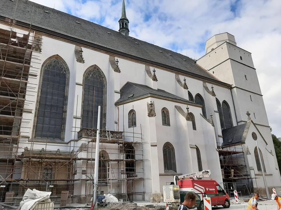Kostel sv. Mořice má opět bílou fasádu