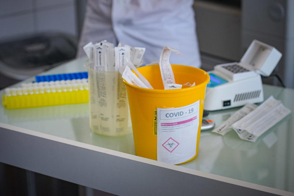 Vědci z UP přišli s rychlejší metodou testování na koronavirus
