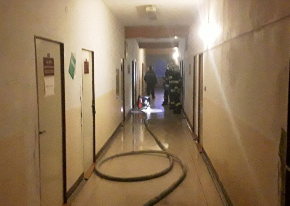 Hasiči zasahují u požáru v jedné z uničovských ubytoven