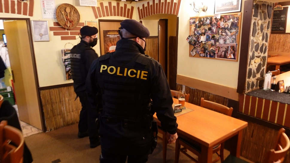 Policisté kontrolují restaurace, jestli dodržují vládní nařízení