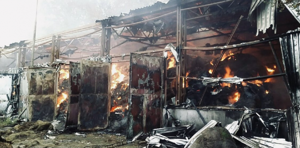 Hasiči zasahují u požáru haly v Mikulovicích na Jesenicku