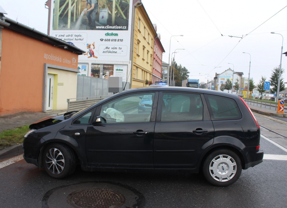 Opilá řidička v Olomouci narazila do billboardu