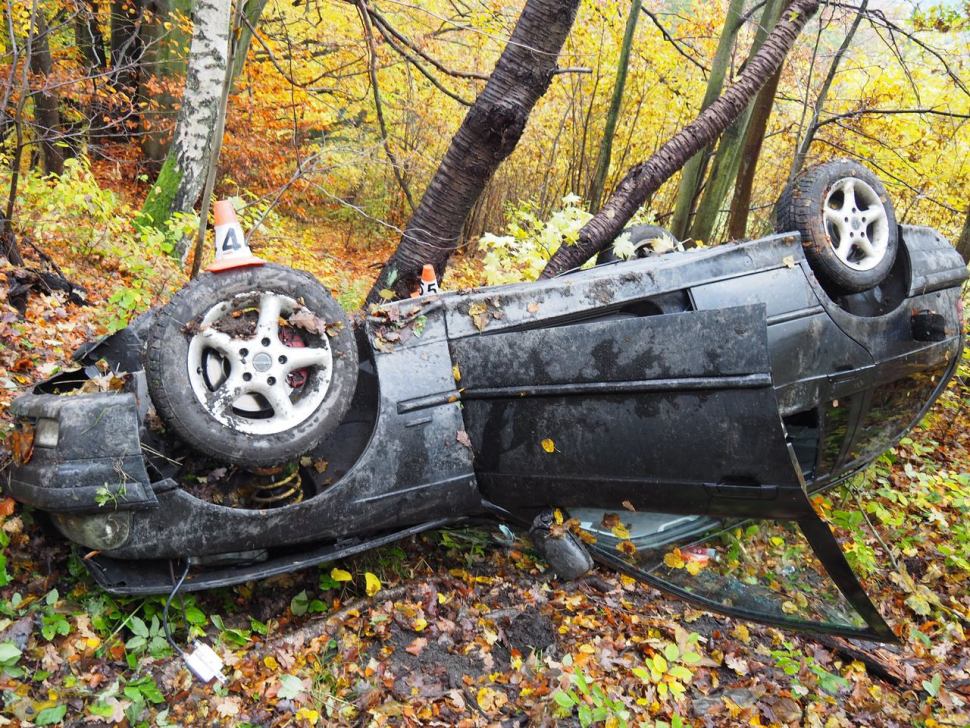 Auto na Šumpersku skončilo na střeše mezi stromy, řidič nadýchal