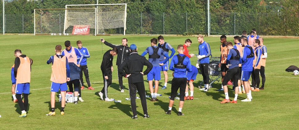 Fotbal chce začít hrát už o víkendu, přidá se i hokej?