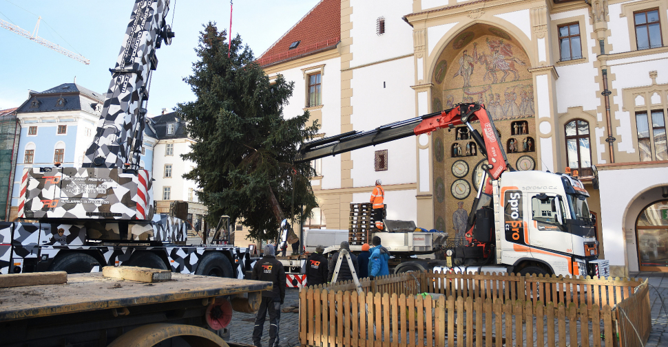 Před orlojem v Olomouci už je vánoční stromek