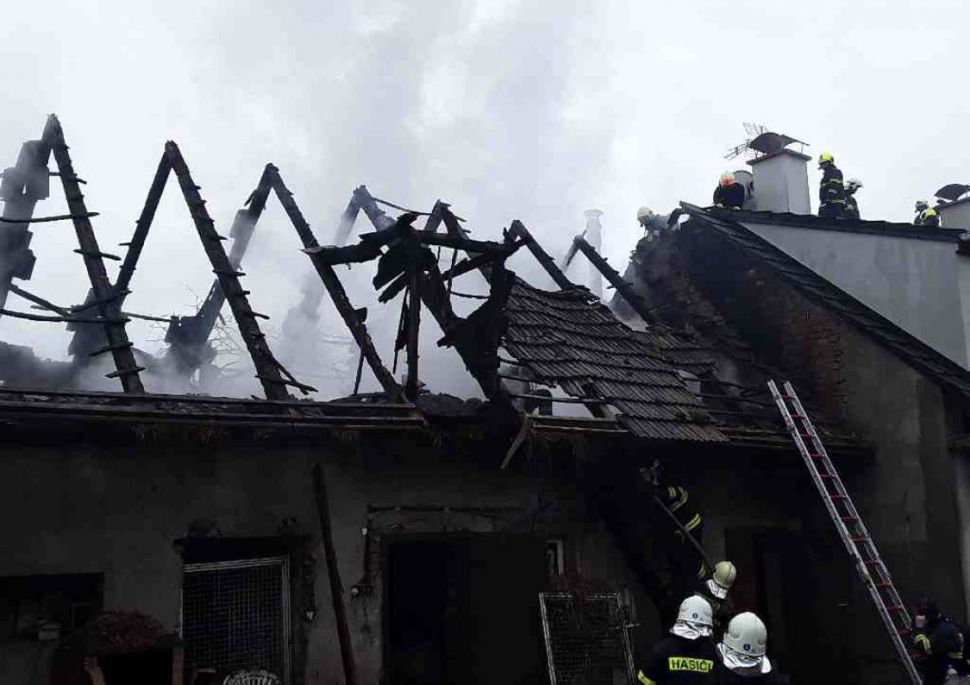 V Olšovci hoří rodinný dům, u požáru zasahují hasiči