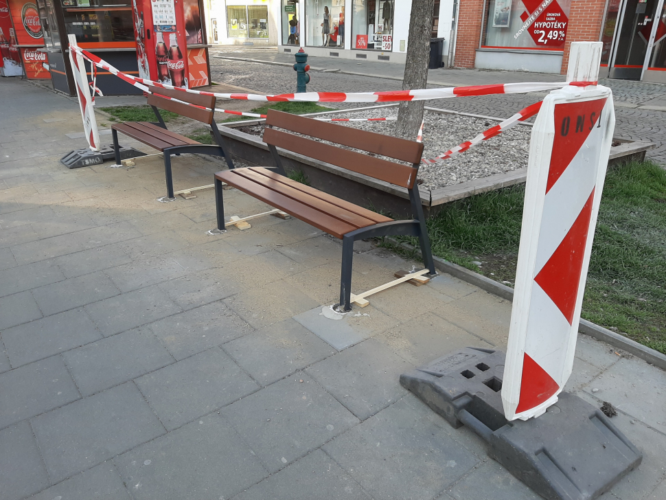 Olomouc chce opravit všechny rozbité lavičky v hanácké metropoli