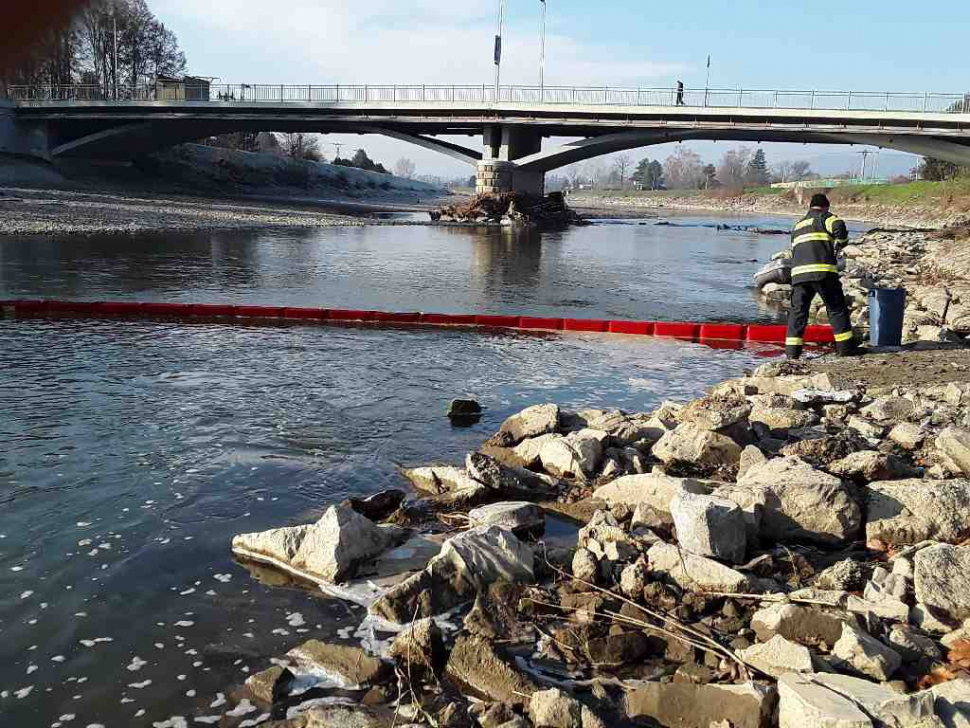 Hasiči zasahují v Hranicích na řece Bečvě