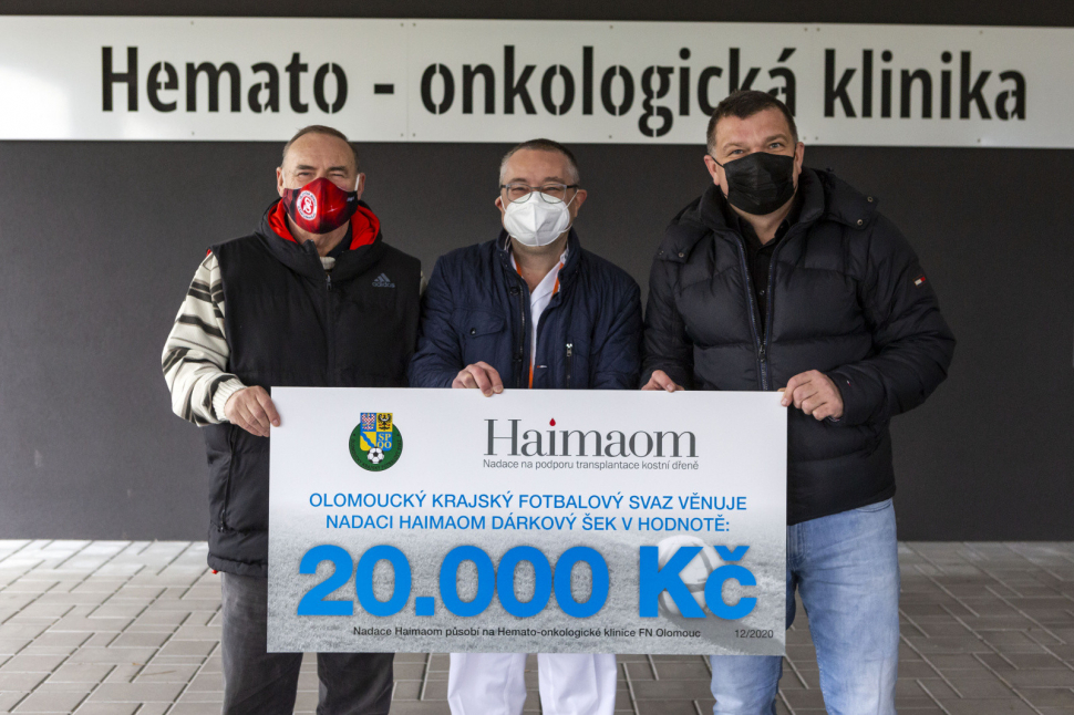 Krajský fotbal daroval peníze hemato-onkologickému oddělení FNOL