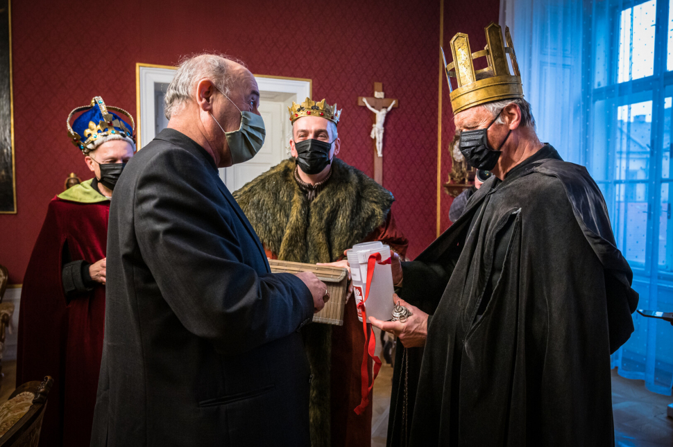 Tři králové přáli veřejnosti a navštívili arcibiskupa Graubnera