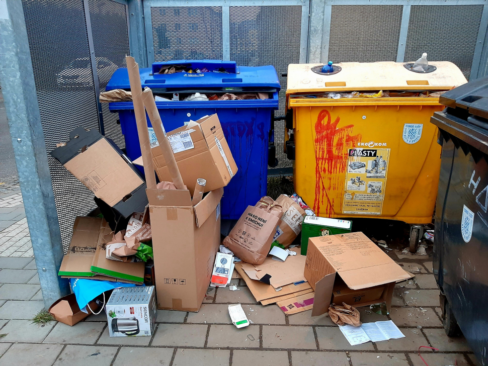 Olomouc trápí černé skládky u kontejnerů, město je bude pokutovat
