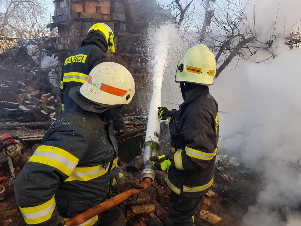 V Uničově hoří sklad se dřevem, na místě zasahují hasiči