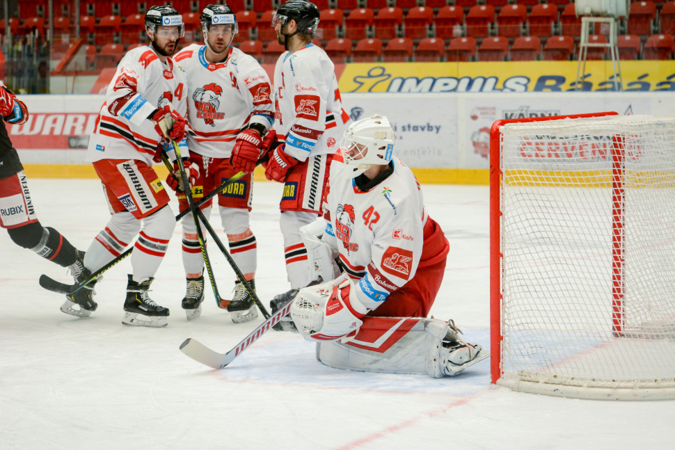 Hokejisté HC Olomouc vezou z Pardubic bod
