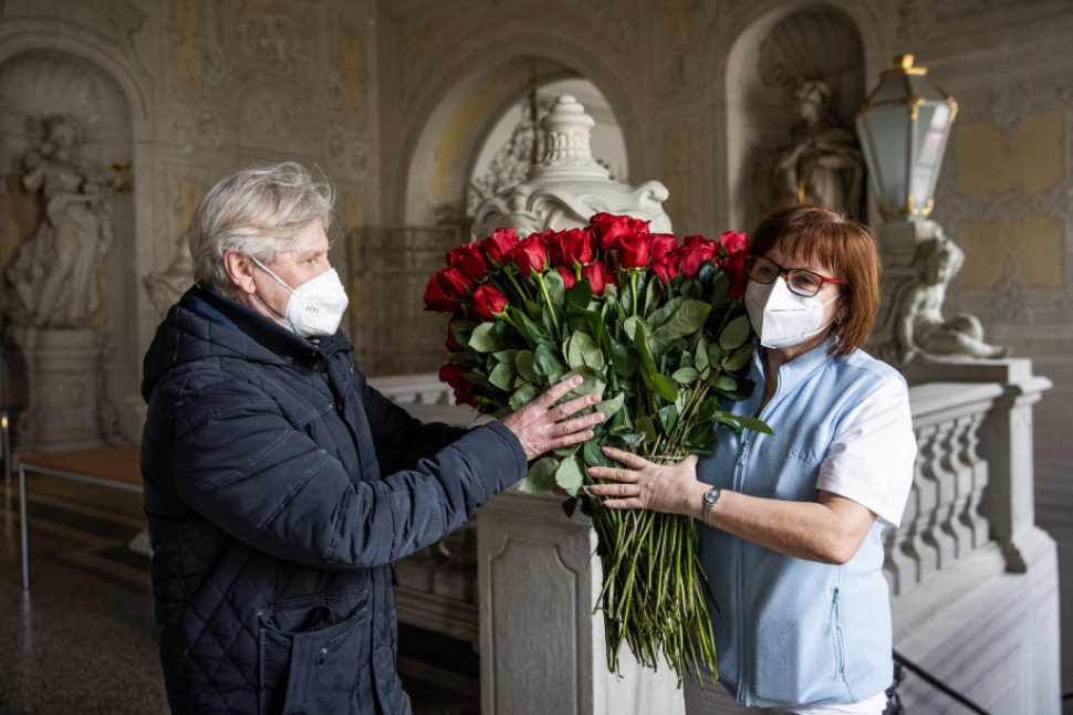 Zástupci Olomouce poděkovali sestřičkám, dali jim růži