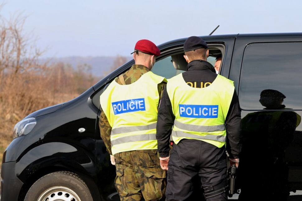 Olomoučtí policisté mezi auty objevili migranty z Afganistánu