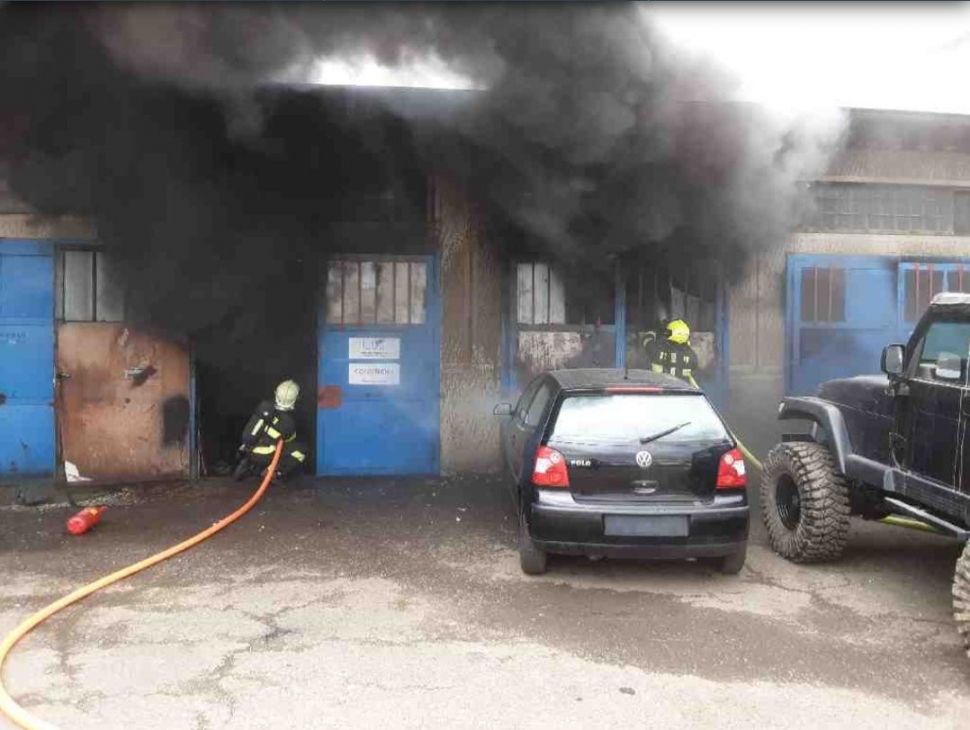 Plameny zachvátily garáž v Zábřehu