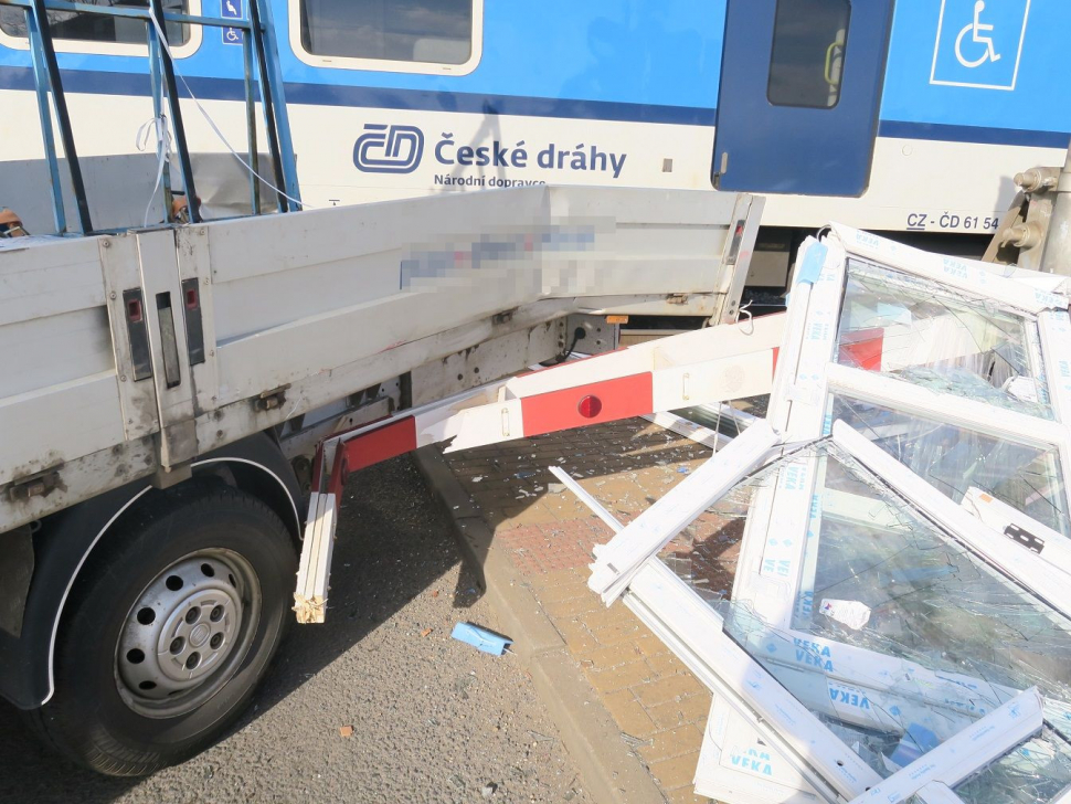 Srážka auta s vlakem na přejezdu v Grygově se obešla bez zranění