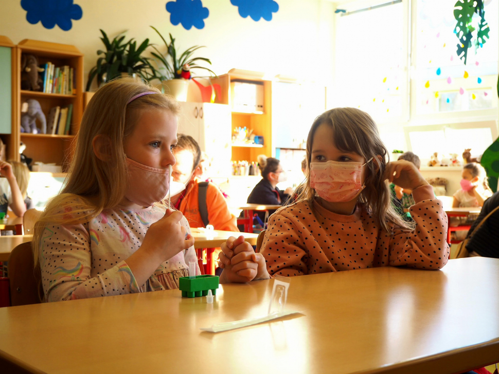 Olomoucké děti se vrátily do škol, problémy jsou s testy