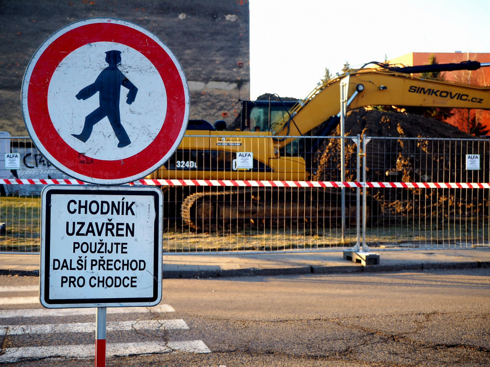Stavba tramvajové trati uzavřela cestu k zastávce Trnkova