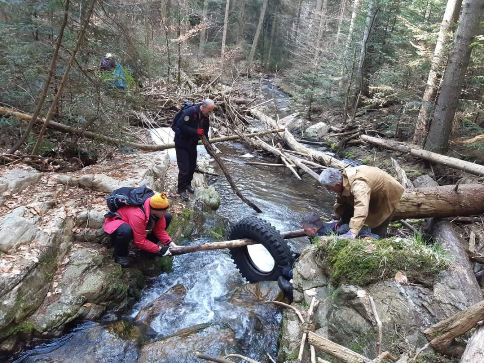Dobrovolníci se pustili do úklidu v okolí Rešovských vodopádů