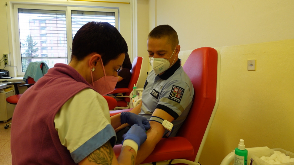 Pomáhat a chránit: Policisté ve fakultce darovali krev