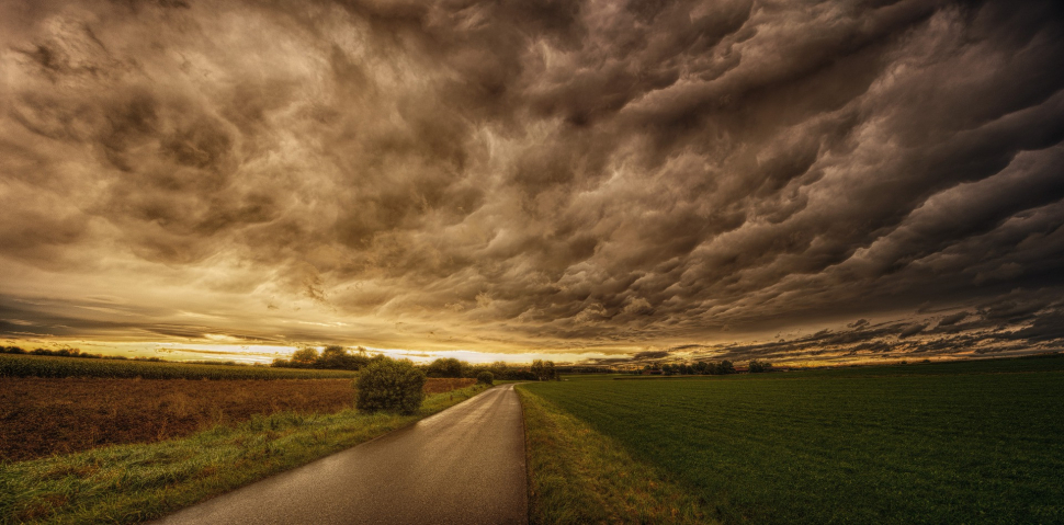 Meteorologové varují před bouřkami a silným větrem