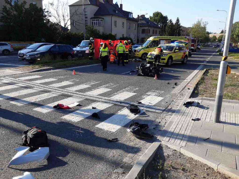 Při nehodě auta se skútrem v Olomouci zemřel člověk