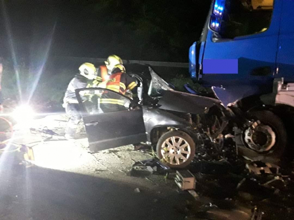 Tragédie u Šternberka: Řidič osobáku nepřežil srážku s kamionem