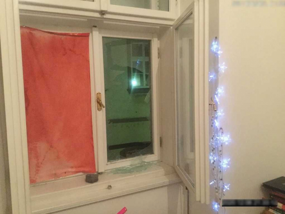 Neznámý vandal prohodil dlažební kostku oknem