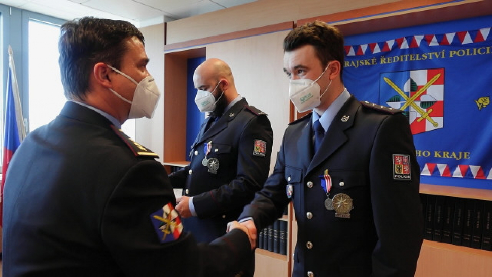 Policisté dostali medaile za záchranu životů