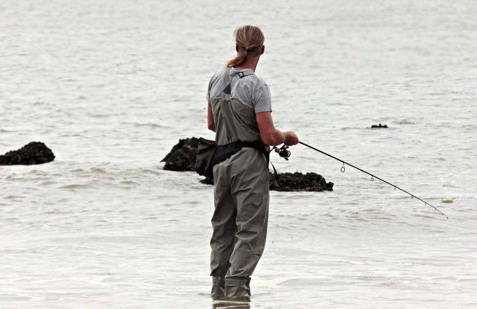 Neznámý pachatel okradl rybáře po návratu z vody