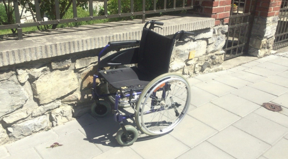 Strážníci řešili opuštěný invalidní vozík