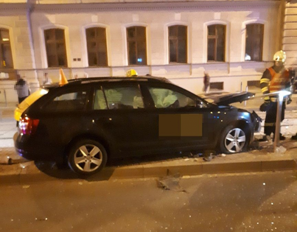 Taxikářka bourala na tramvajovém ostrůvku v Palackého ulici
