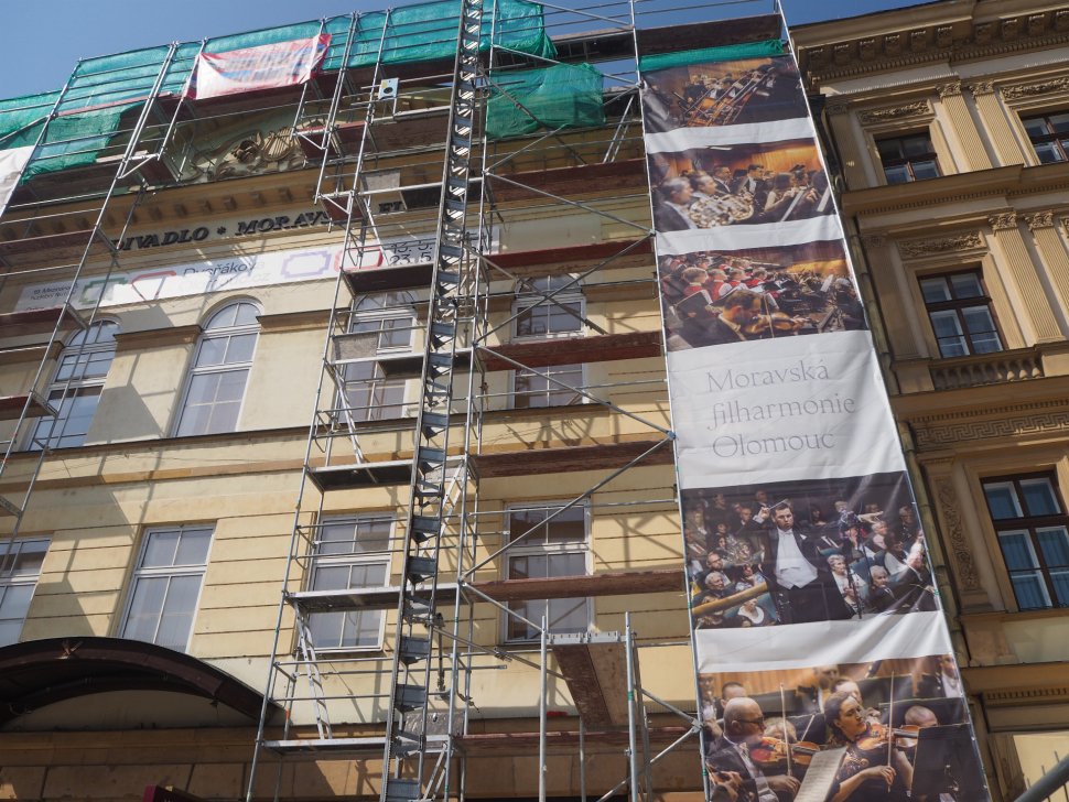 Oprava střechy Moravského divadla začíná! Sezóna v ohrožení není