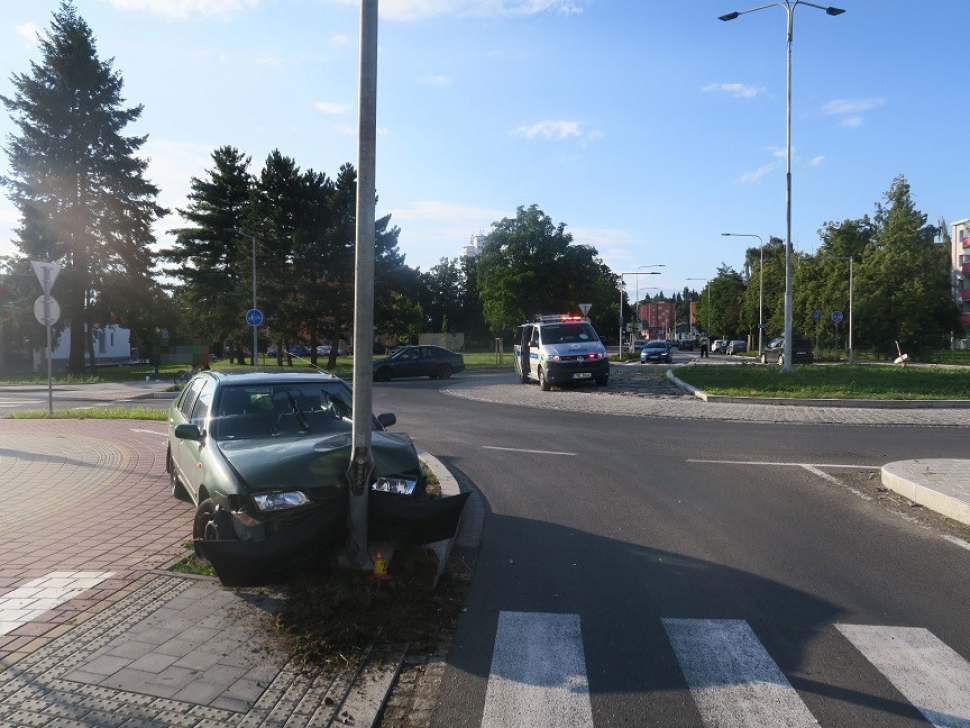 Řidič ve Šternberku u nádraží skončil s autem v lampě