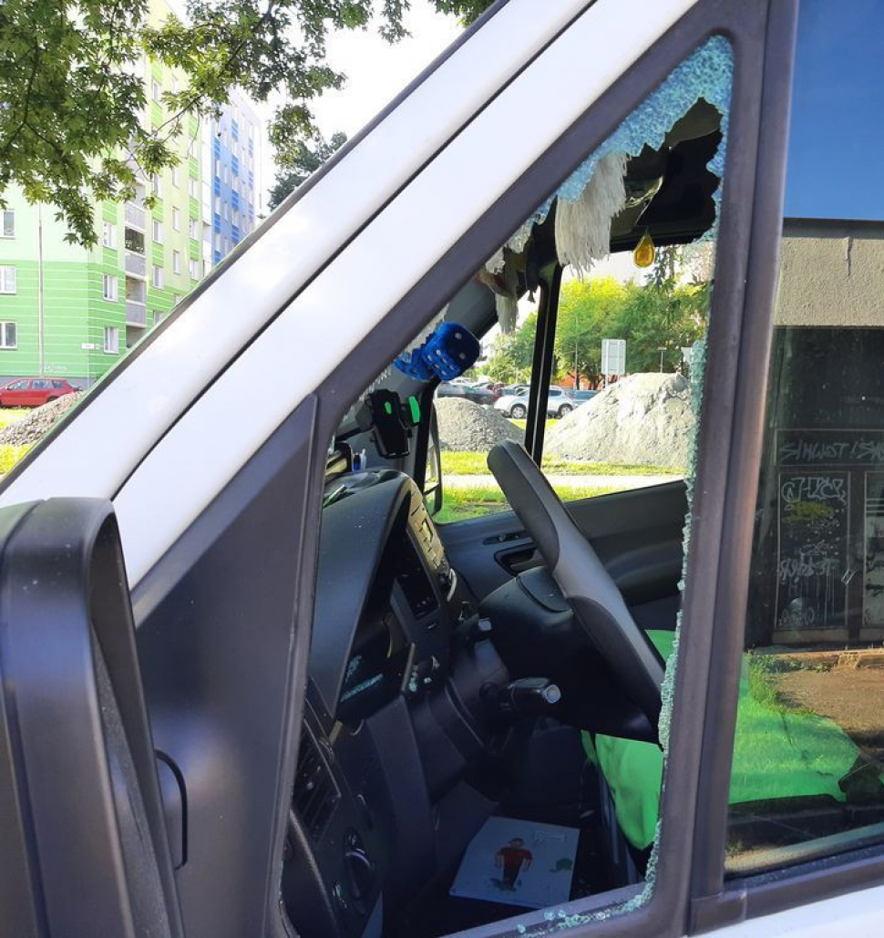 Zloděj v Olomouci vykradl náklaďák. Místo klíče použil kostku