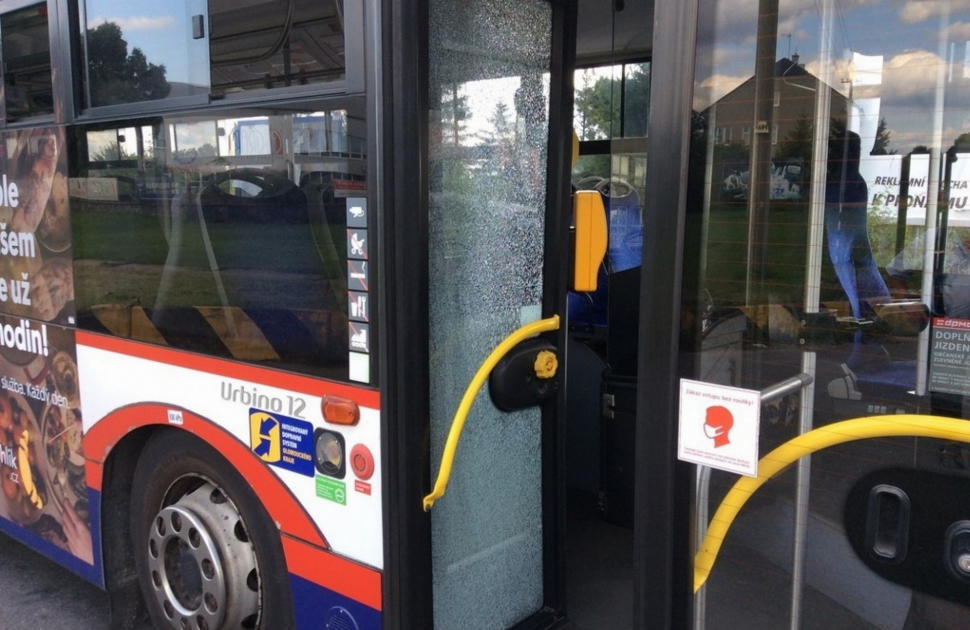 Mladík bez roušky zdemoloval autobus, odmítal z něj vystoupit