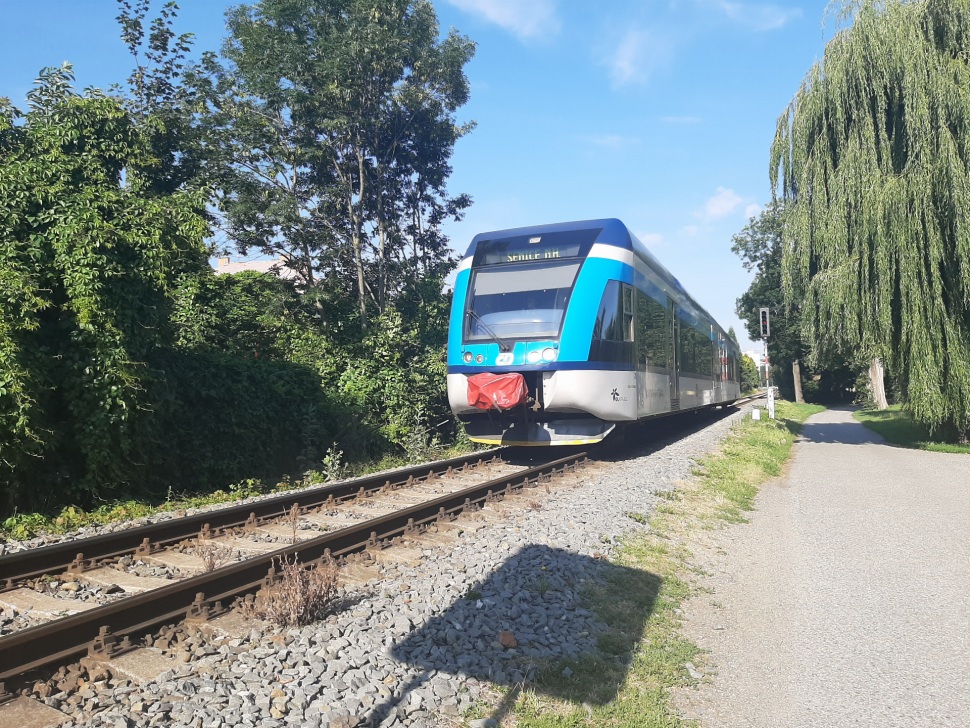 Vlak na Uničovsku srazil opilého člověka, ten vyvázl bez zranění