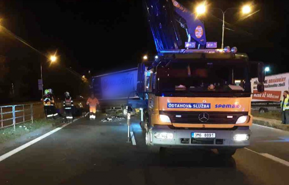 Na Velkomoravské se střetl osobák s náklaďákem, došlo ke zraněním