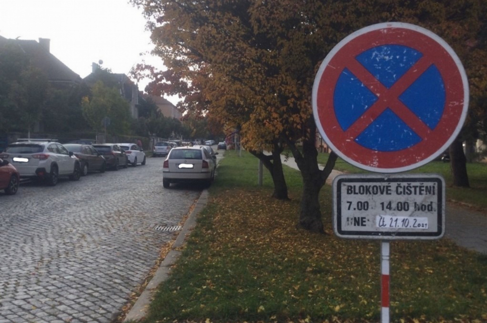 Tři desítky aut komplikovaly blokové čištění v ulicích Olomouce
