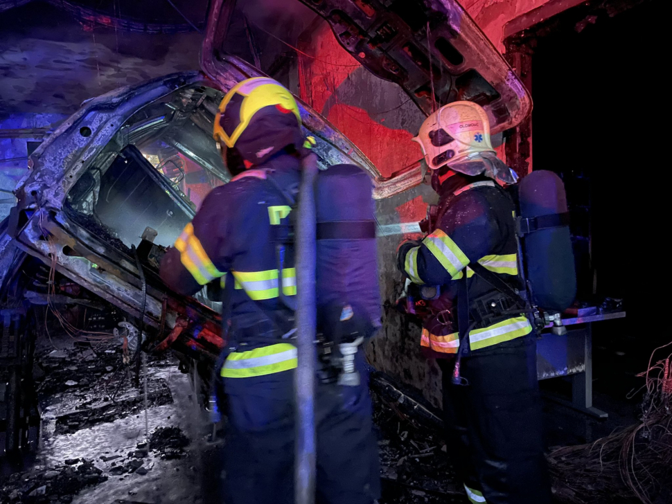 V Olomouci vyhořela dvě auta v autoservisu