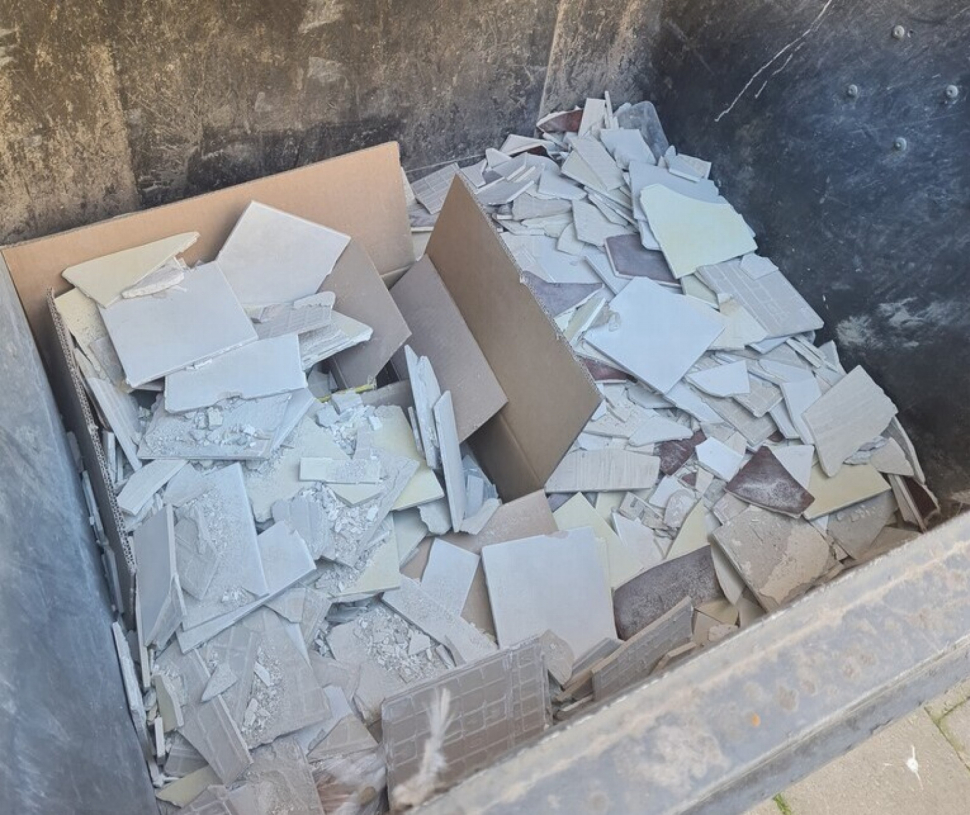 Odpad ze stavby v Olomouci skončil v popelnici