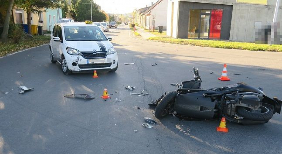 Řidič v autě nedal přednost motocyklistovi, došlo k nehodě