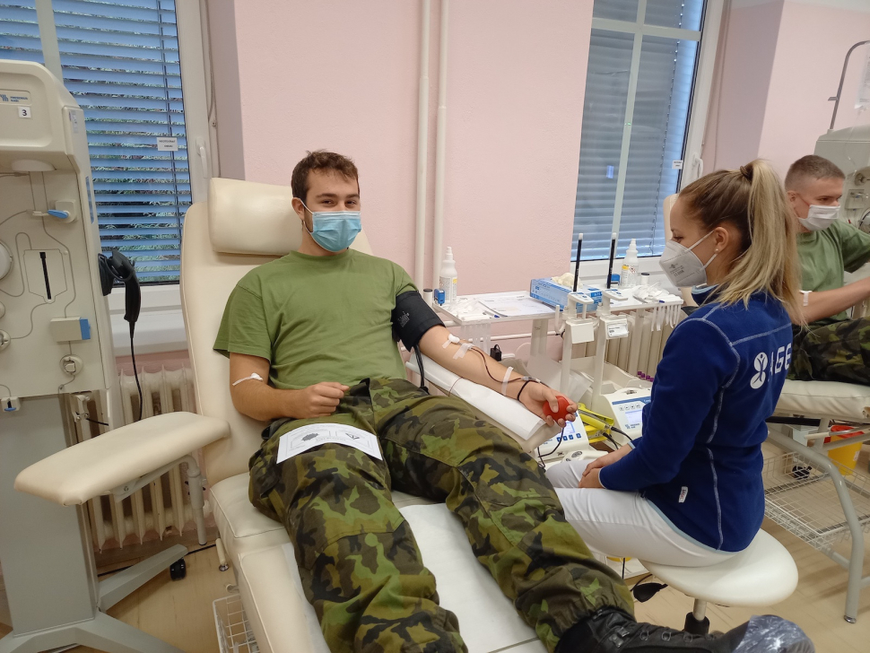 Budoucí vojáci oblehli transfuzní oddělení v šumperské nemocnici