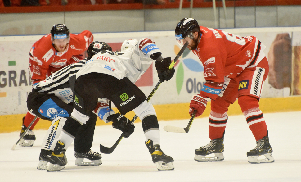 Hokejisté HC Olomouc vezou bod z Varů